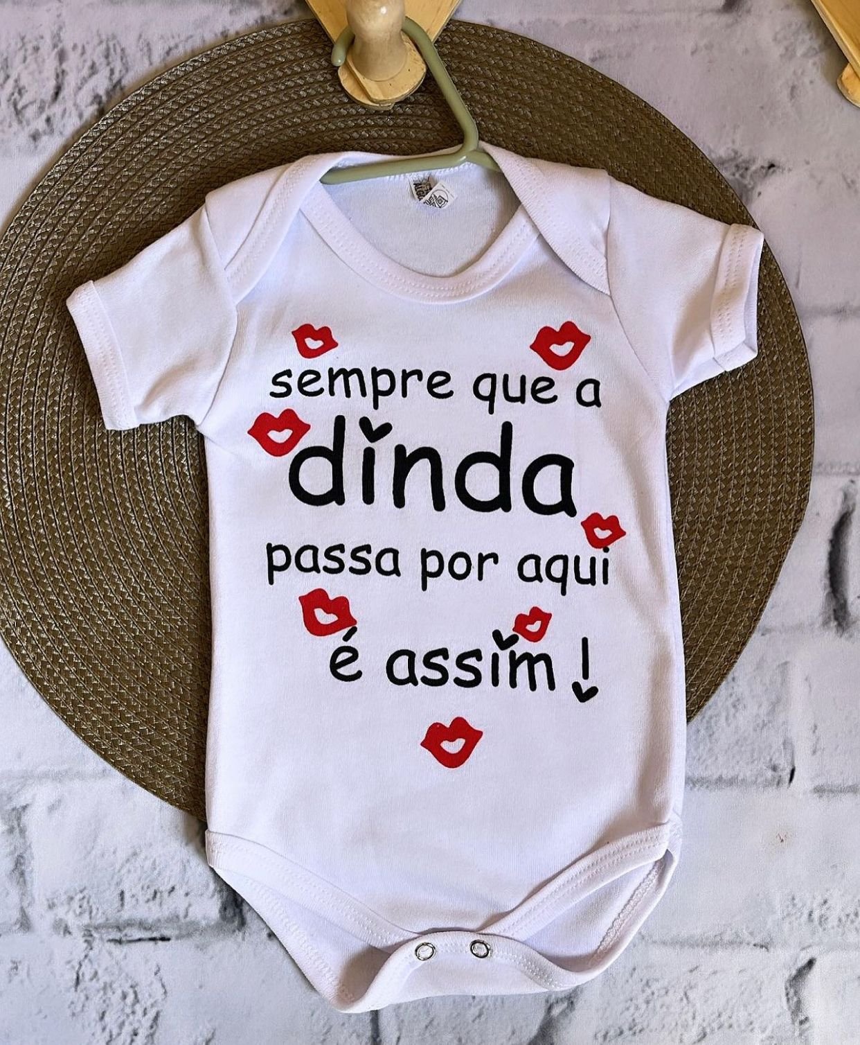 Body Manga Curta - Sempre que a Dinda passa por aqui é assim !